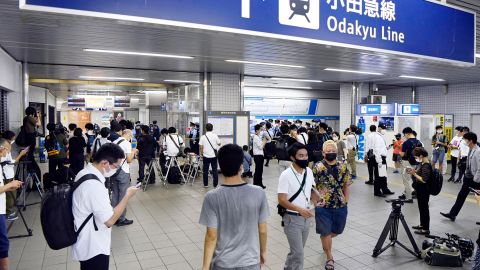 事故发生后，警方和媒体于周五聚集在东京的 Soshigaya-Okura 车站。