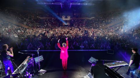 Zangeres Tina Arena aan het einde van het eerste concert van haar National Enchanté Tour op 2 mei 2021 in Brisbane, Australië. 