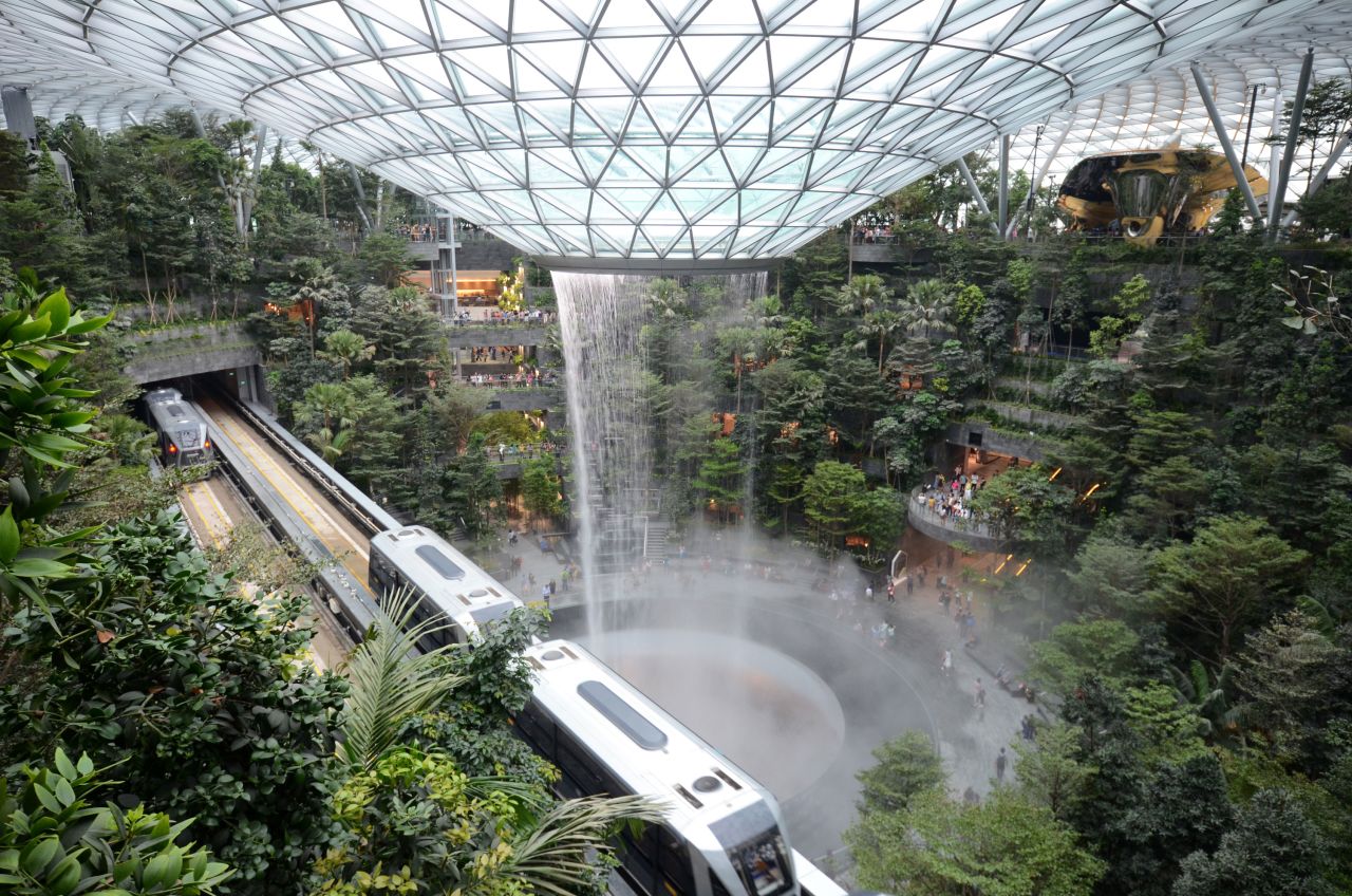 <strong>3. Singapore Changi International Airport (SIN): </strong>For the first time in nearly a decade, this airport is not number one on the list. It's still tops in the "10-15 million passengers per year" division, though.