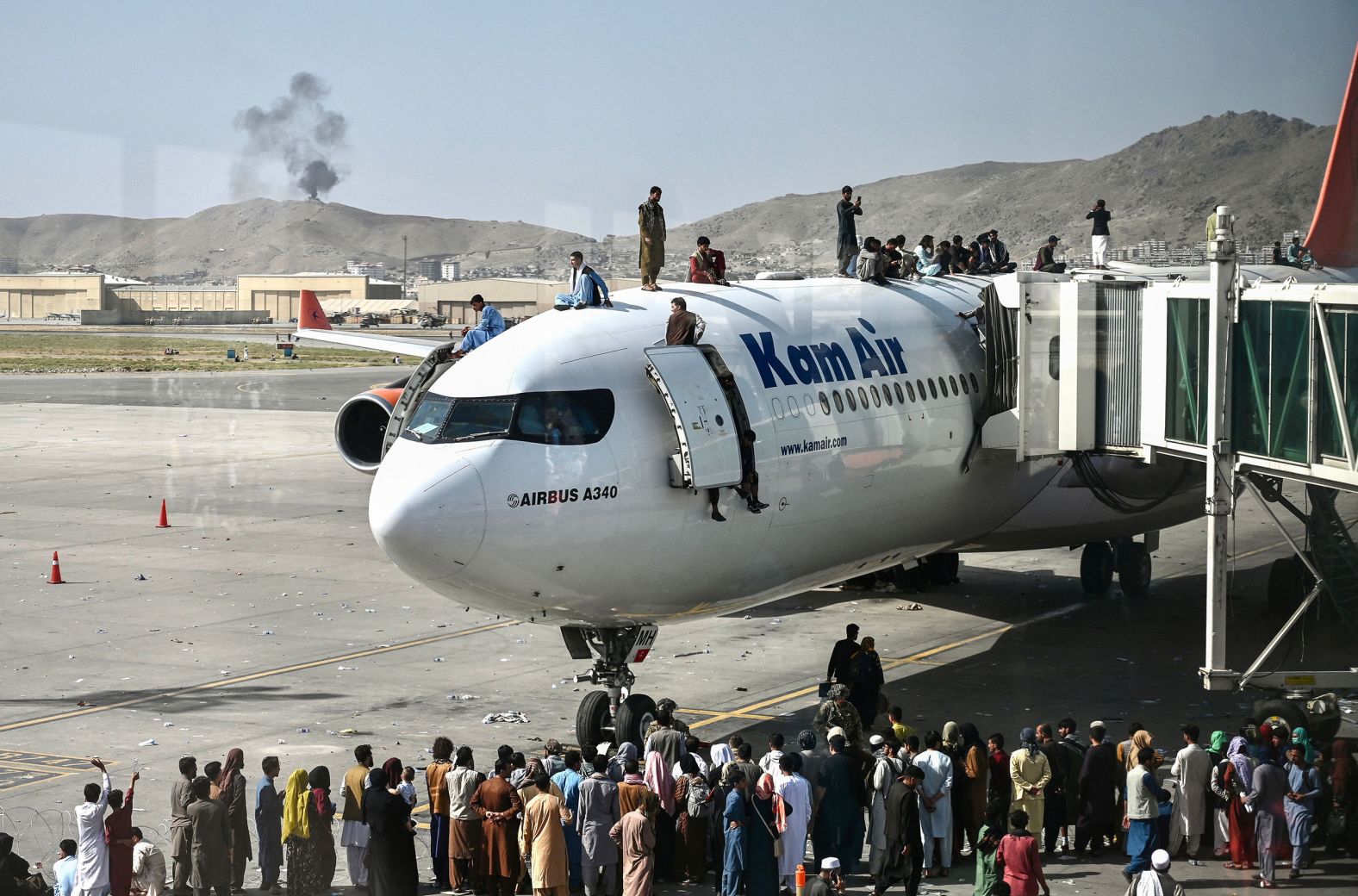 People climb atop a plane at Kabul's international airport after the Taliban retook the capital a day earlier. Hundreds of people<a href="index.php?page=&url=https%3A%2F%2Fwww.cnn.com%2F2021%2F08%2F16%2Fmiddleeast%2Fkabul-afghanistan-withdrawal-taliban-intl%2Findex.html" target="_blank"> </a>poured onto the tarmac, <a href="index.php?page=&url=https%3A%2F%2Fwww.cnn.com%2F2021%2F08%2F16%2Fmiddleeast%2Fkabul-afghanistan-withdrawal-taliban-intl%2Findex.html" target="_blank">desperately seeking a route out of Afghanistan.</a>