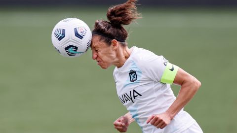 Lloyd heads the ball against Portland Thorns.