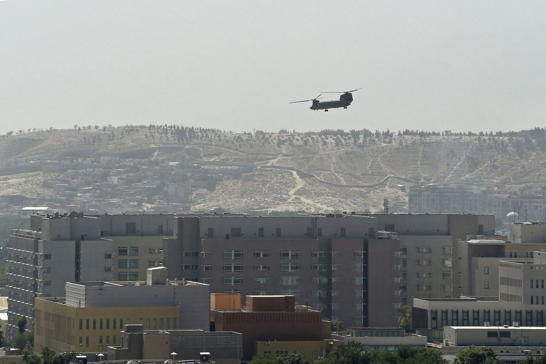 A US Chinook military helicopter flies above the US embassy in Kabul on August 15, 2021. 