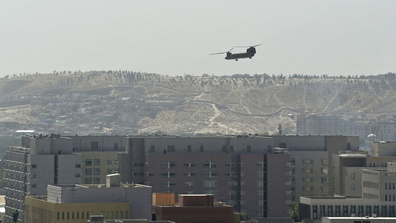 A US Chinook military helicopter flies above the US embassy in Kabul on August 15, 2021. 