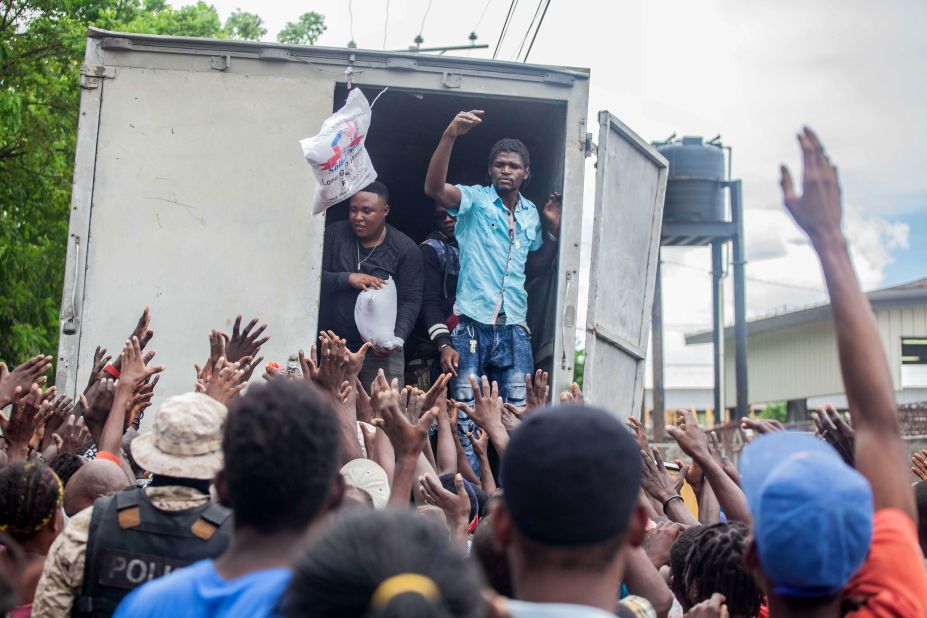 A crowd in Les Cayes waits to receive humanitarian aid provided by the Fund for Economic and Social Assistance.