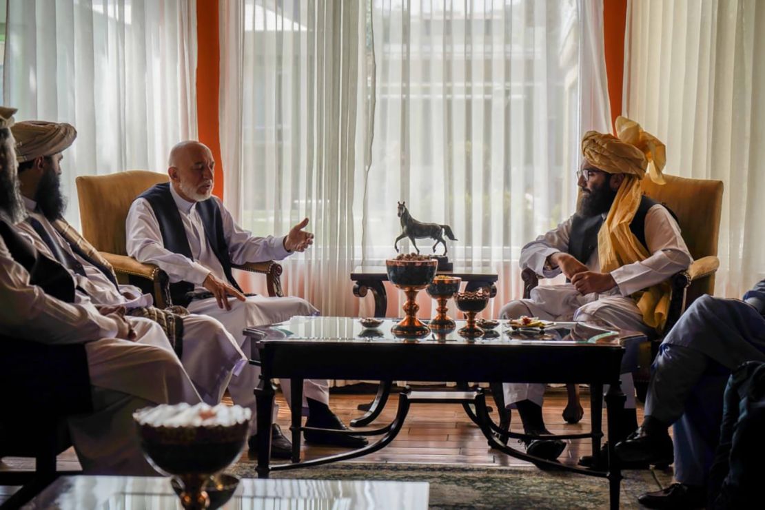 Ex-President of Afghanistan Hamid Karzai, left, meets with Taliban negotiator Anas Haqqani, right, on August 18. The Taliban say there is a public amnesty for all former officials and government officials. So no one should leave the country.