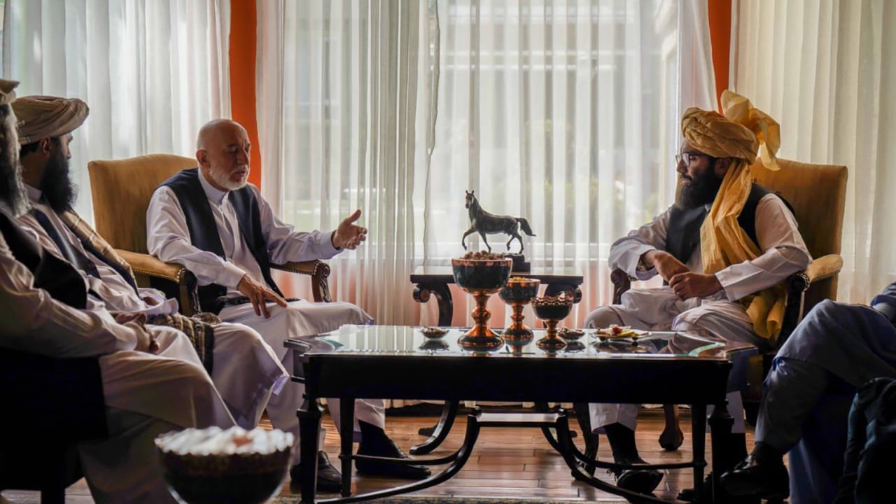 Ex-President of Afghanistan Hamid Karzai, left, meets with Taliban negotiator Anas Haqqani, right, on August 18. The Taliban say there is a public amnesty for all former officials and government officials. So no one should leave the country.