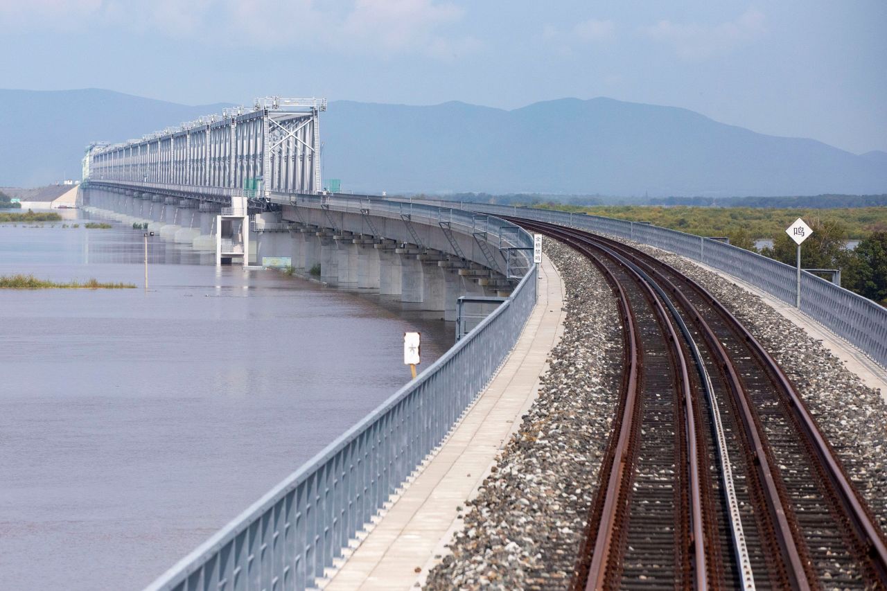 The new railway bridge connects Nizhneleninskoye in Russia with the border city of Tongjiang in Heilongjiang. 