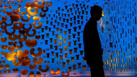 Visitor, Offering room, sala de la ofrenda, Gold artifacts on display, Gold museum, Museo del Oro, Bogota, Colombia, America (Lucas Vallecillos / VWPics via AP Images)