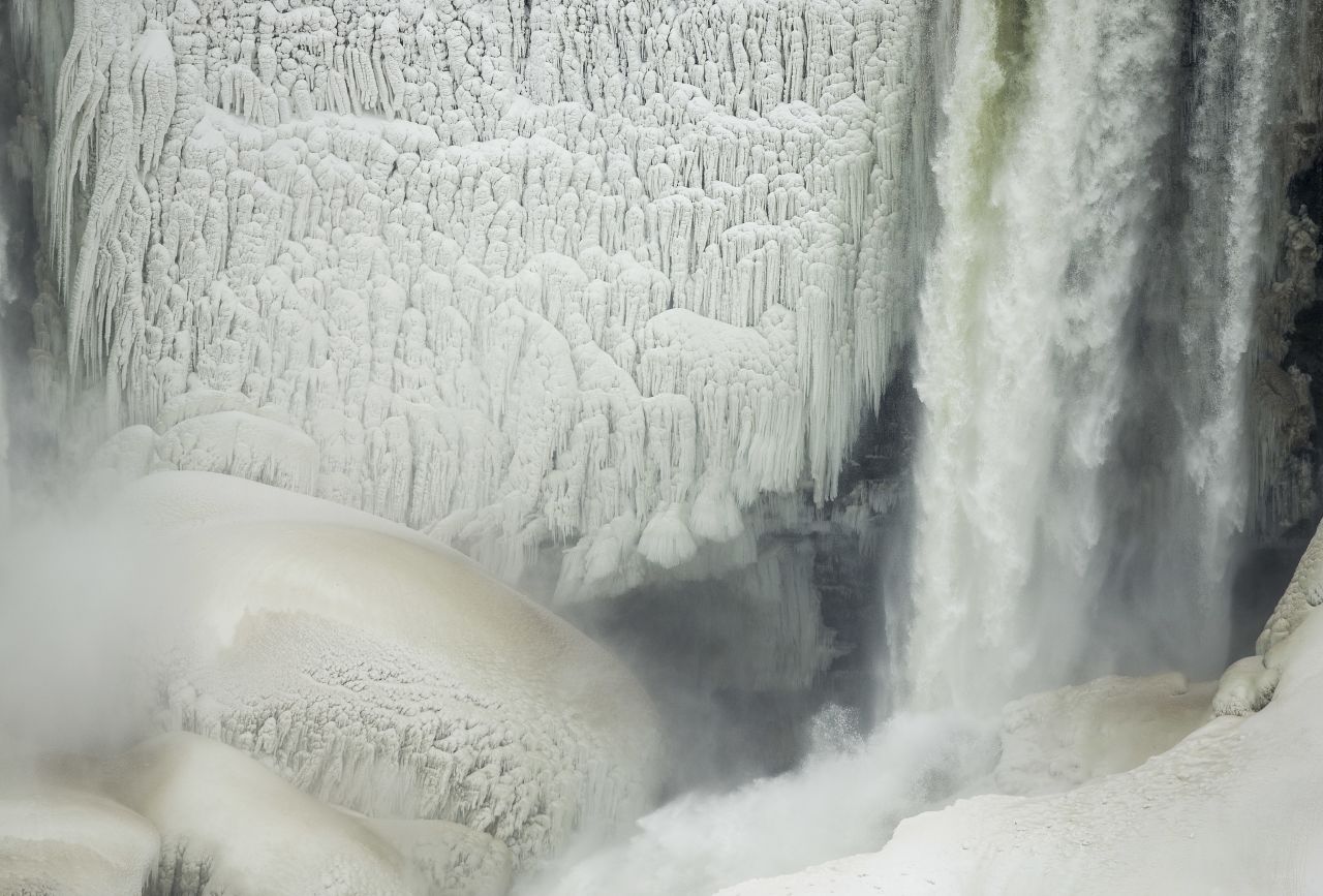 A frozen Niagara Falls in the winter of early 2014 provided a romantic backdrop for the couple. 