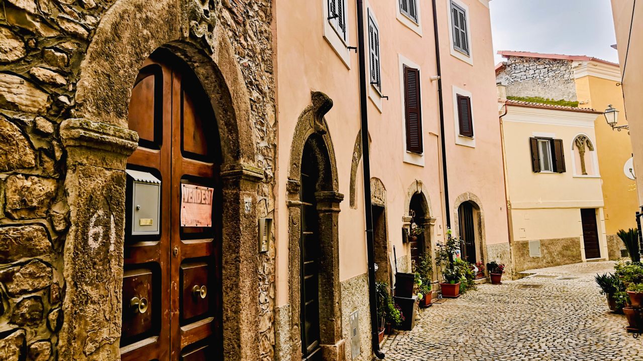 rek Contour snel A photo tour of Maenza, where homes are being sold for €1 | CNN