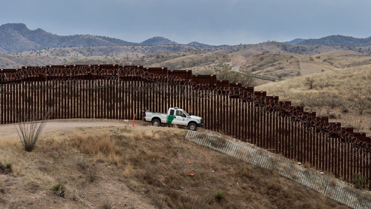 TOPSHOT - A Border Patrol officer sits inside his car as he guards the US/Mexico border fence, in Nogales, Arizona, on February 9, 2019. (Photo by Ariana Drehsler / AFP)        (Photo credit should read ARIANA DREHSLER/AFP via Getty Images)