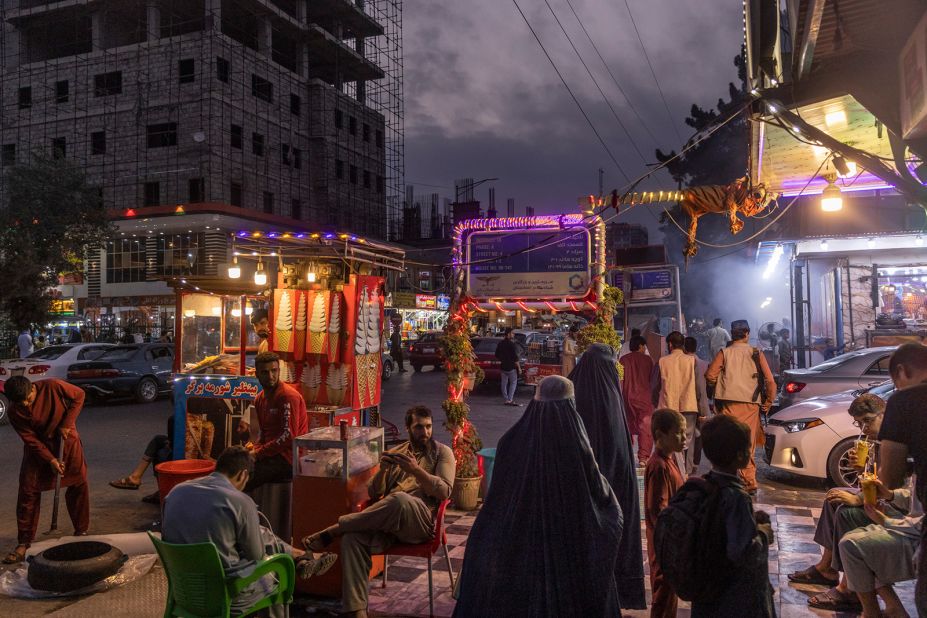 People and vendors gather on the streets of Kabul on August 20.