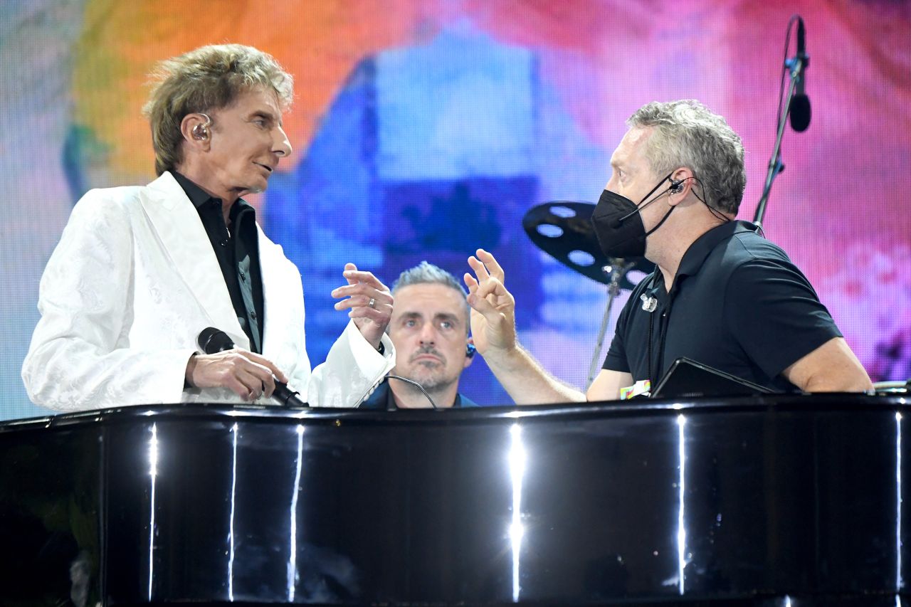 Barry Manilow is interrupted while performing onstage. The concert was suspended due to weather. 
