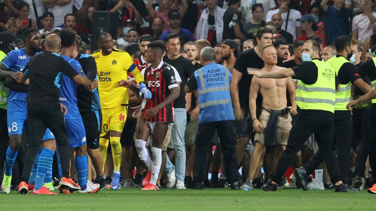 Fans try to invade the pitch during the match between Nice and Marseille.