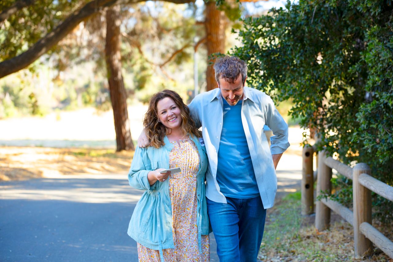 "The Starling" (L-R): MELISSA MCCARTHY as LILLY, CHRIS O'DOWD as JACK. (Netflix)