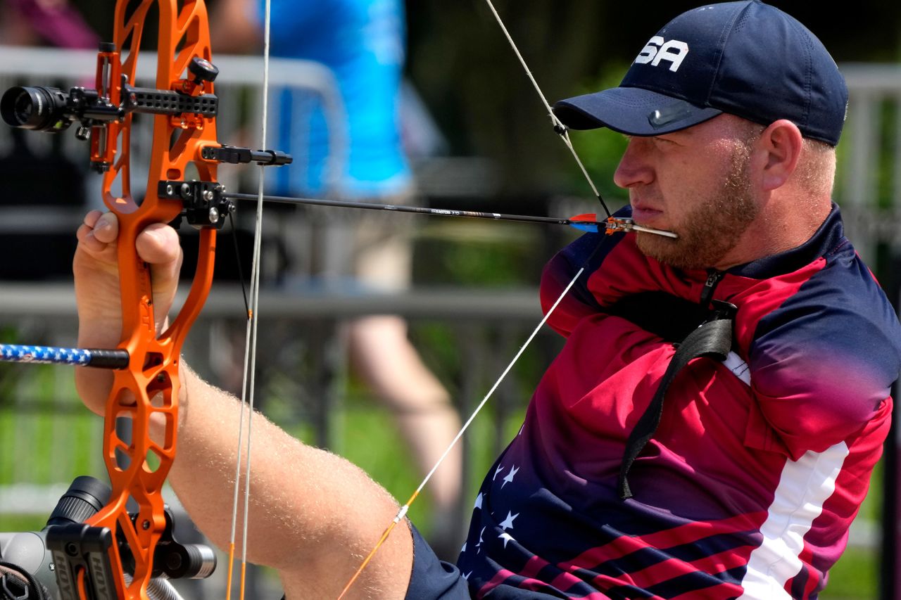 American archer Matt Stutzman holds the bow with his foot while competing on August 27.