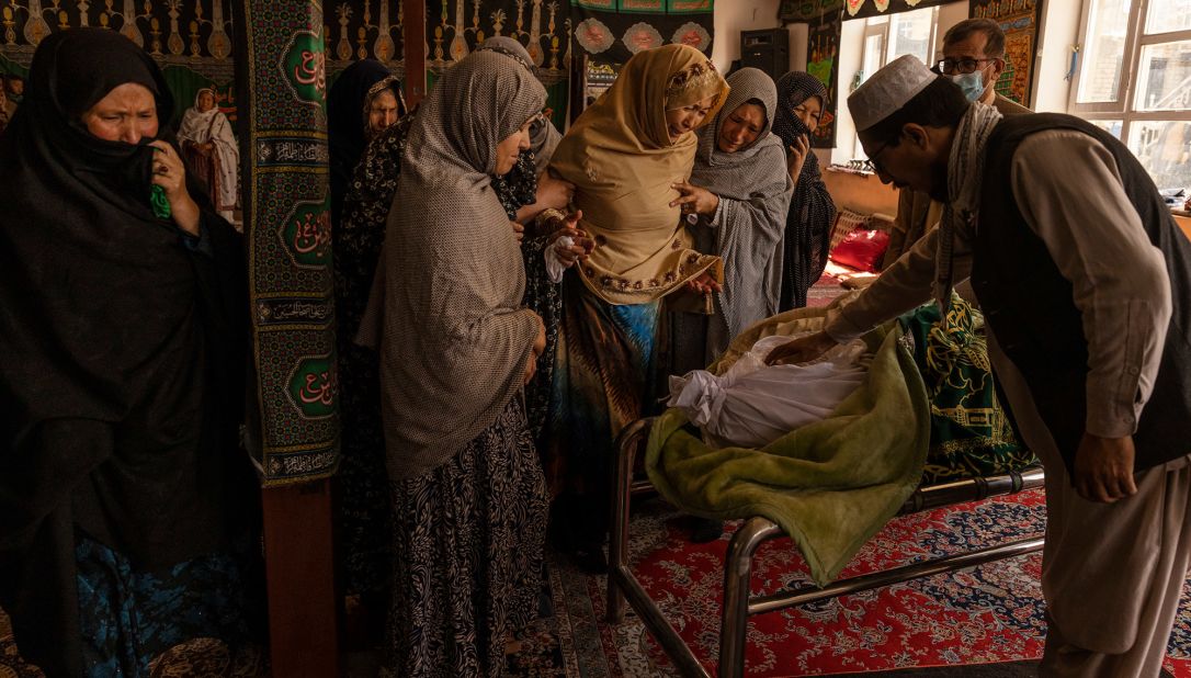 Women weep at a mosque in Kabul on August 27 as they view the body of Hussein, a victim of the<a href="https://www.cnn.com/2021/08/26/asia/afghanistan-kabul-airport-blast-intl/index.html" target="_blank"> suicide bombing </a>a day earlier.