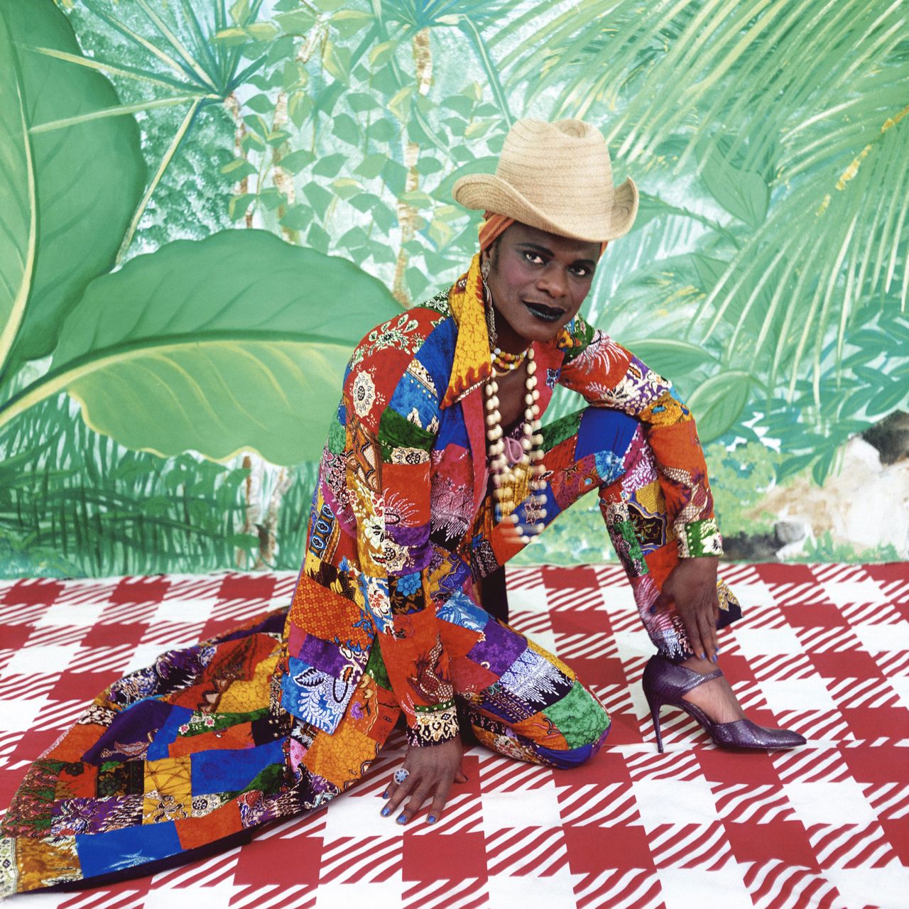 The auction house holds the four highest prices for works by Cameroonian artist Samuel Fosso. In March 2020, "La femme américaine libérée des années 70" (The liberated American woman of the 1970s) sold for £20,000 ($31,000).