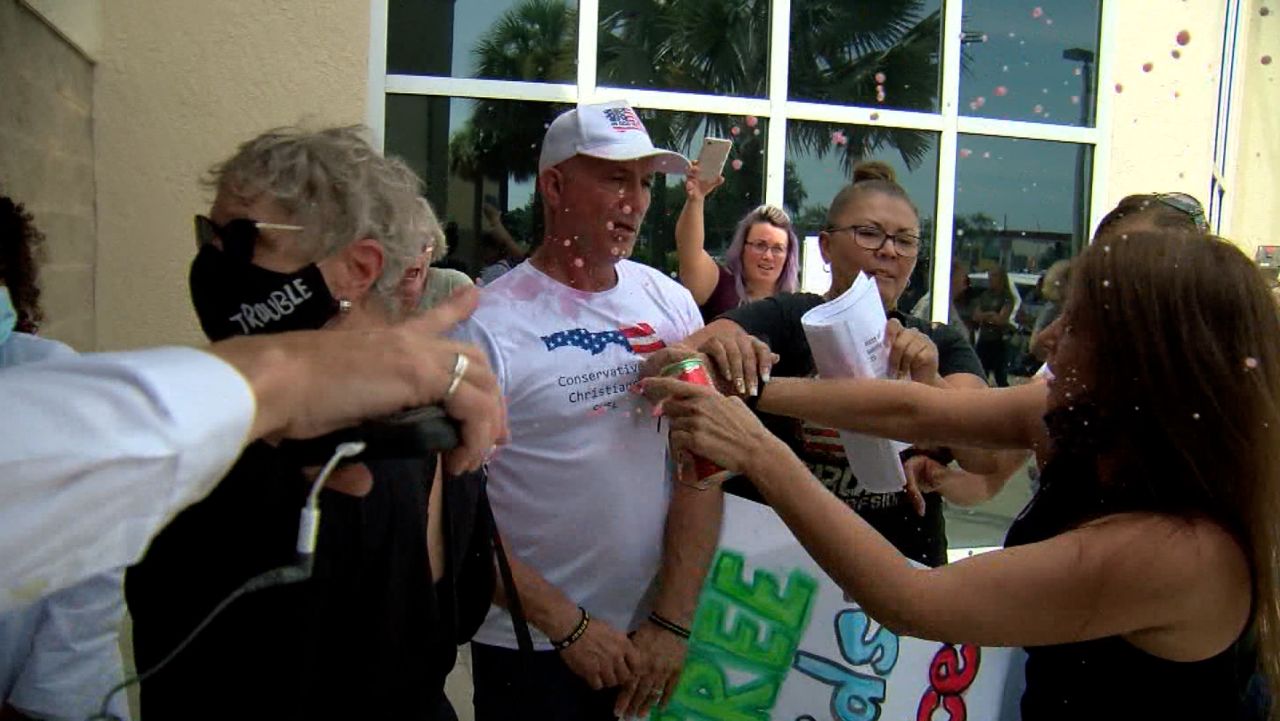 florida mask meeting fight