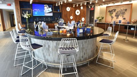 Pak een drankje aan de bar van de Amex Centurion Suite op de US Open.