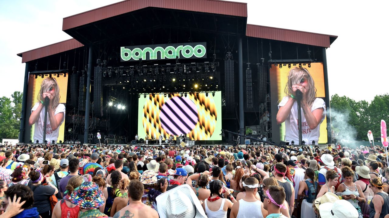 MANCHESTER, TN - JUNE 08:  (L-
R) Taylor York, Hayley Williams, and Zac Farr of Paramore perform on What Stage during day 2 of the 2018 Bonnaroo Arts And Music Festival on June 8, 2018 in Manchester, Tennessee.  (Photo by Jeff Kravitz/FilmMagic for Bonnaroo Arts And Music Festival)
