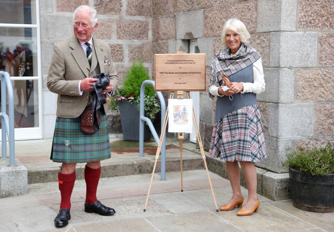 The pair unveil a plaque to commemorate the opening of the Ballater Community and Heritage Hub on August 31, 2021.