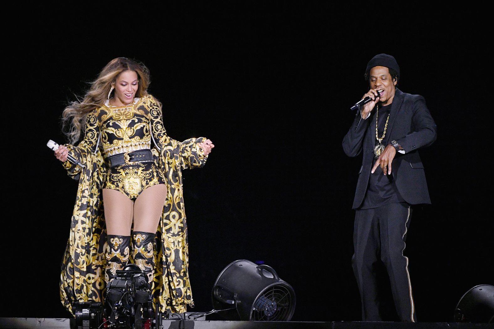 While performing at the Rose Bowl in Pasadena in 2018, Beyoncé wore a printed baroque look, complete with a hooded cape, from Atelier Versace.