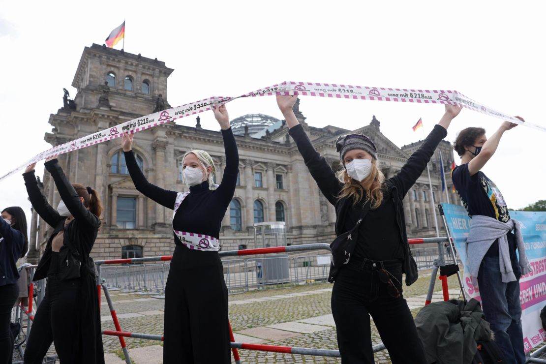 Activists in Germany call for a relaxation of the criminal code, which makes it difficult for doctors to provide information about abortion services. 