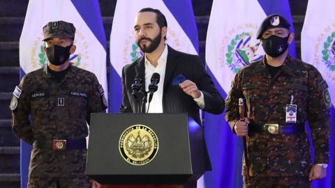 سلواڈور کے صدر نائیب بوکیل گزشتہ جولائی میں سان سلواڈور میں سلواڈور کی مسلح افواج کے سامنے تقریر کر رہے ہیں۔