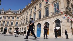 French Nationale Police officers form a security cordon on the Place Vendome square in Paris, on September 7, 2021, after a suspected heist of a store of Italian luxury brand Bulgari in the French capital. (Photo by Thomas COEX / AFP) (Photo by THOMAS COEX/AFP via Getty Images)