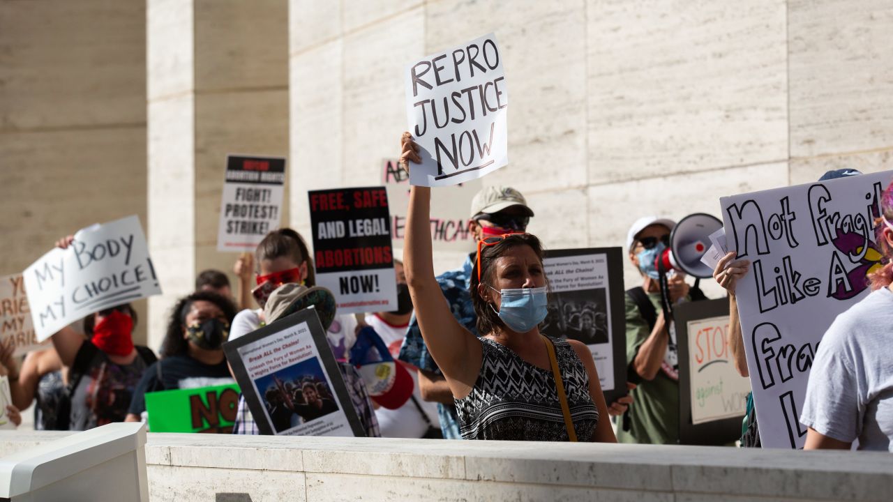 September 5, 2021, Houston, United States: Protestors march from City Hall to the federal court house in protest of the new state abortion ban in Houston, Texas on Sunday, September 5th, 2021. (Credit Image: © Reginald Mathalone/NurPhoto via ZUMA Press)