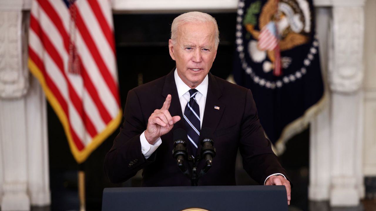 WASHINGTON, DC - SEPTEMBER 09: U.S. President Joe Biden speaks about combatting the coronavirus pandemic in the State Dining Room of the White House on September 9, 2021 in Washington, DC. As the Delta variant continues to spread around the United States, Biden outlined his administration's six point plan, including a requirement that all federal workers to be vaccinated against Covid-19. Biden is also instructing the Department of Labor to draft a rule mandating that all businesses with 100 or more employees require their workers to get vaccinated or face weekly testing. (Photo by Kevin Dietsch/Getty Images)