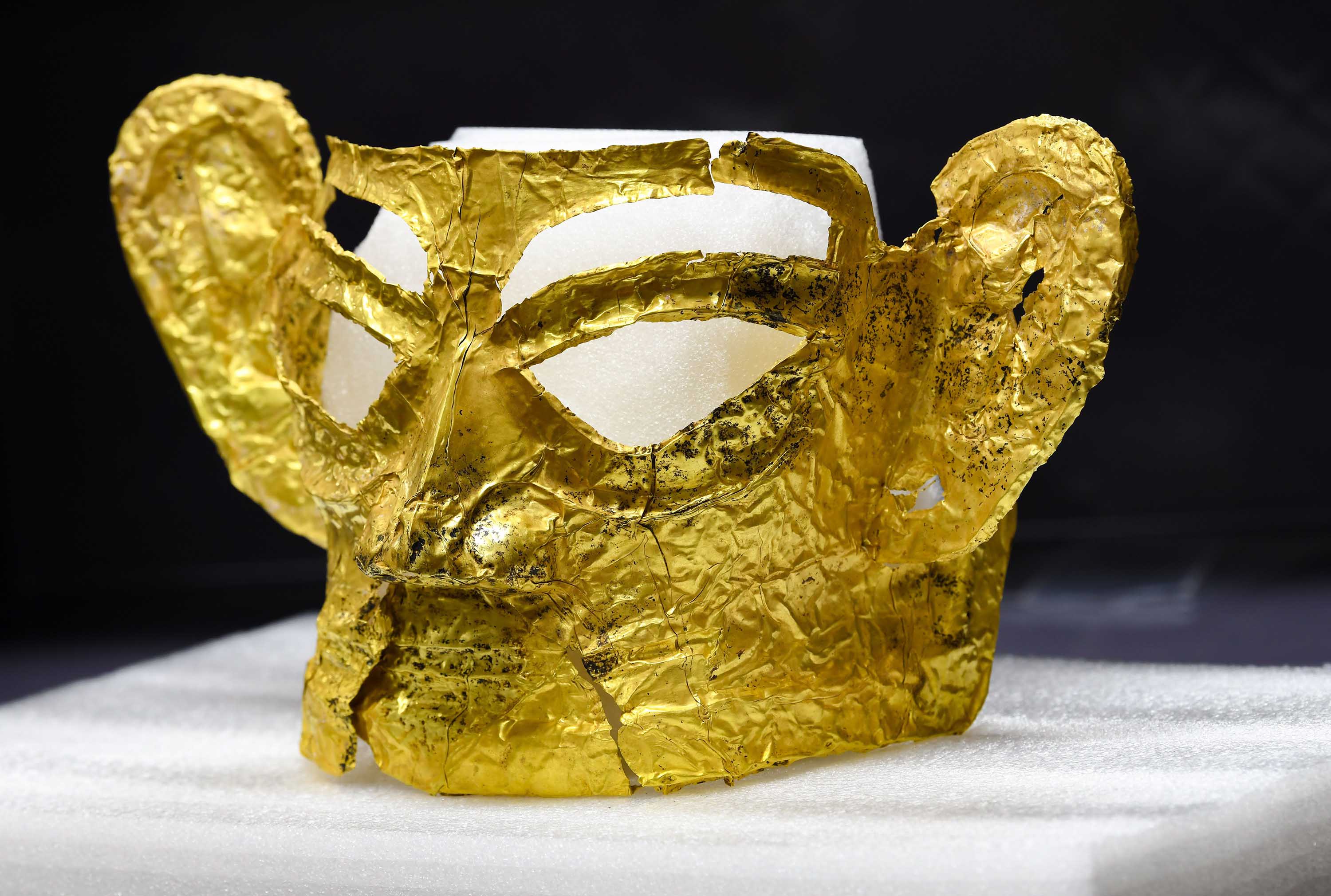 Китай находки. Находки в Сансиндуе Китай. Золотые маски Саньсиндуй. Реликвии Саньсиндуй. Золотые маски археологи\.