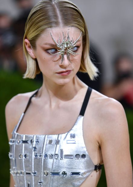 "Euphoria" star Hunter Schafer wore a silver leather Prada two-piece ensemble to the glamorous fundraiser. But it was her opaque contact lenses and the gigantic silver spider placed over her face that drew attention.