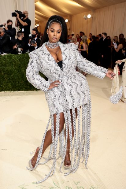 As with many women on the night, plus-size model Precious Lee opted for a blazer-inspired silhouette with a dramatic fringe and power shoulders. Designed by Area, the crystalline dress was styled with matching glittery accessories.