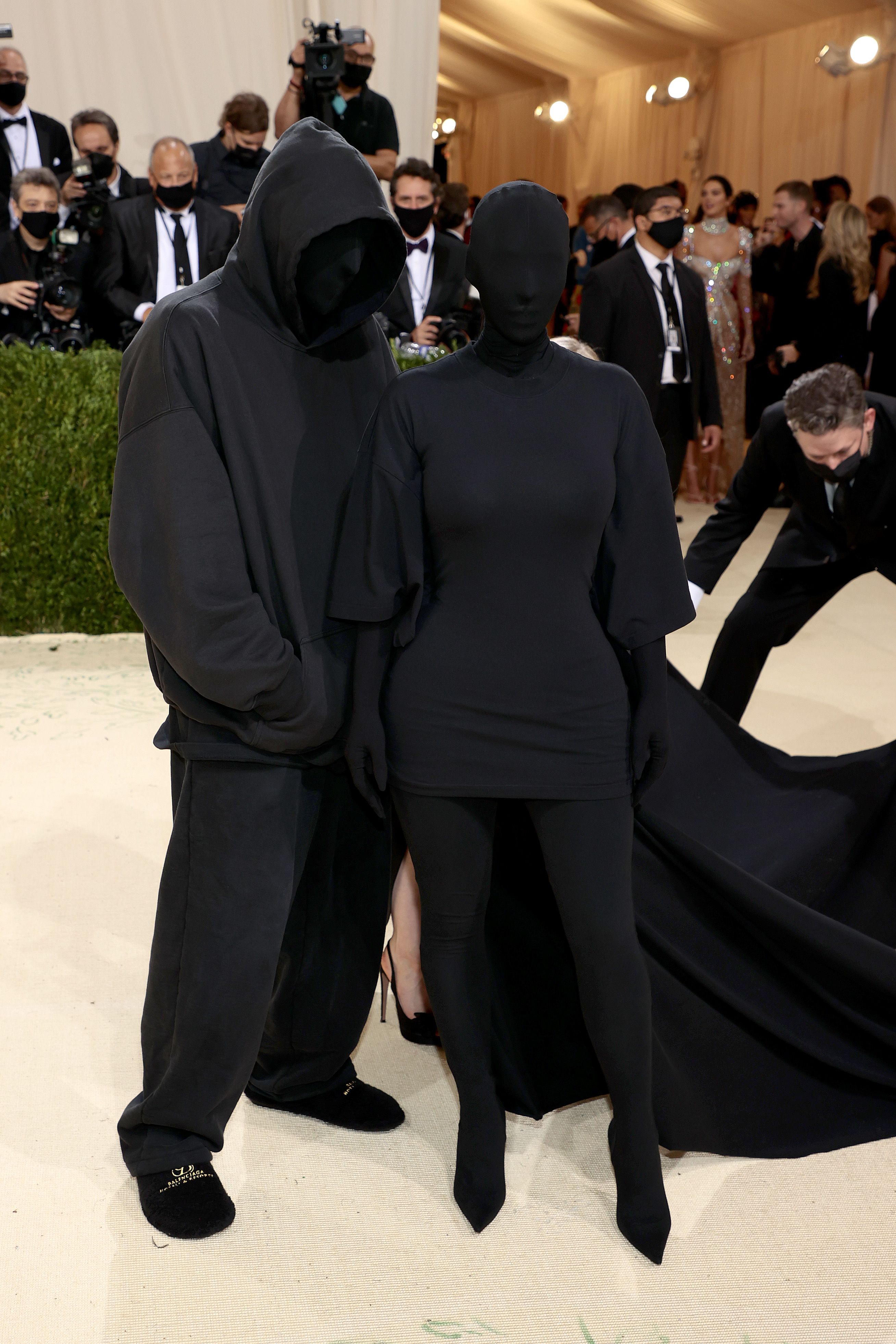 KIM BLACK BODYSUIT with GLOVES  Celebrity outfits, Black bodysuit