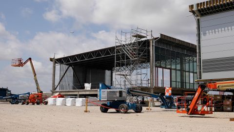 The four new gates have prefabricated steel frames, glass walls, concrete floors and roofs made of concrete, asphalt and fiberglass.