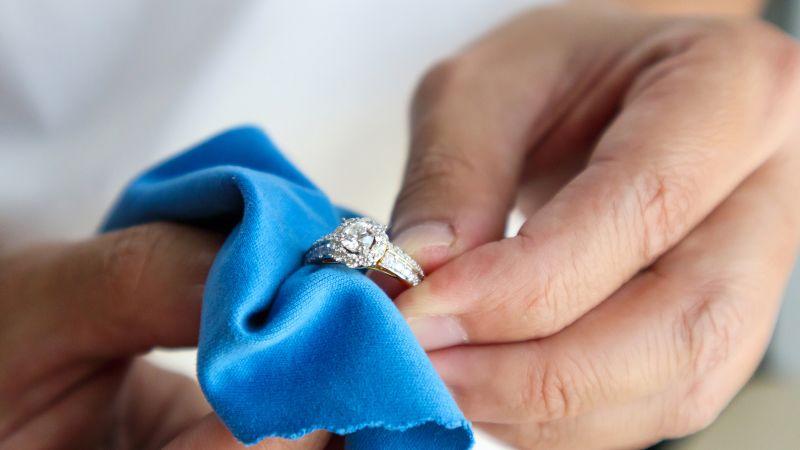 How to safely hot sale clean silver jewlery