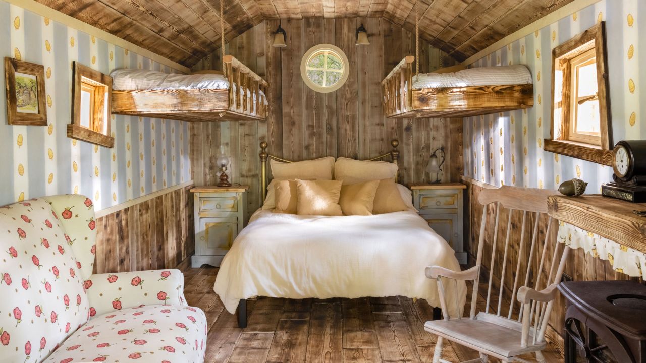 Illustrator Kim Raymond said he was inspired by the original drawings of E.H. Shepard in designing the house. 