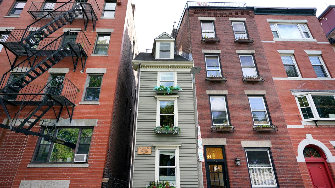 Boston's famous Skinny House, middle, is seen, Friday, Aug. 13, 2021, and is on the market for $1.2 million. This is the first time the vertically rectangular-shaped house has been on the market since 2017 when it was sold for $900,000. The home, located in Boston's North End, is about 1,165 square feet and is barely 10 feet wide at its widest point. (AP Photo/Elise Amendola)