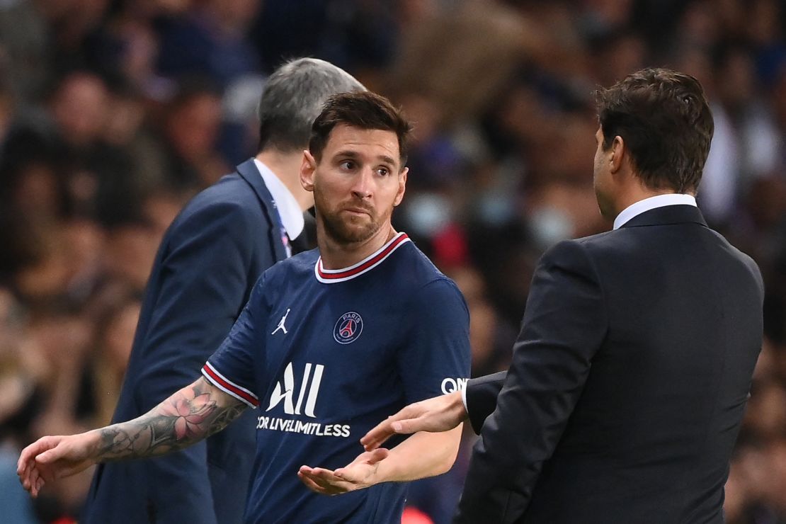 Lionel Messi gestures towards Mauricio Pochettino after being substituted.