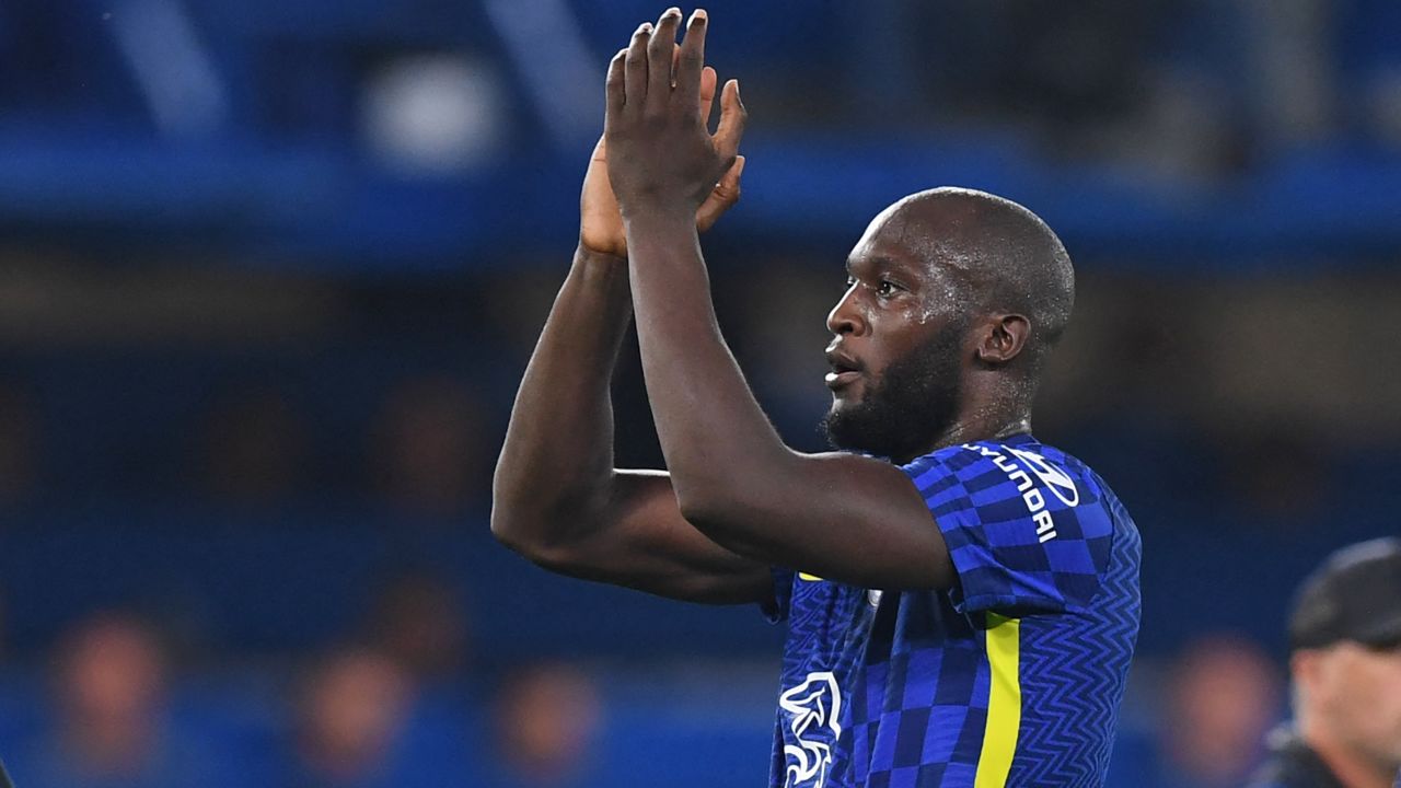 Chelsea's Belgian striker Romelu Lukaku applauds supporters on the pitch after the UEFA Champions League Group H football match between Chelsea and Zenit St Petersburg at Stamford Bridge in London on September 14, 2021. - Chelsea won the game 1-0. (Photo by DANIEL LEAL-OLIVAS / AFP) (Photo by DANIEL LEAL-OLIVAS/AFP via Getty Images)