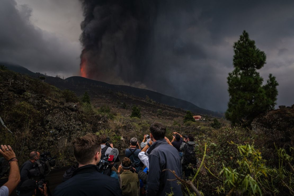 Mount Cumbre Vieja continues to erupt in El Paso, spewing out columns of smoke, ash and lava.
