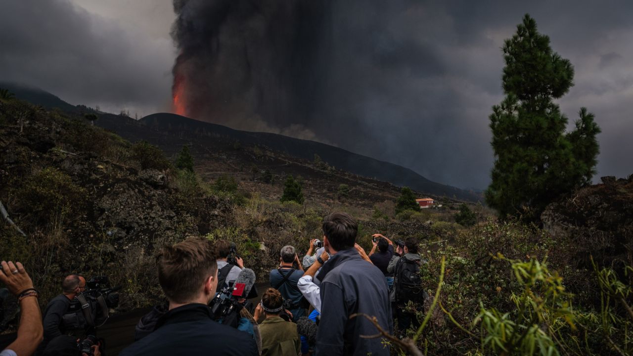 Mount Cumbre Vieja continues to erupt in El Paso, spewing out columns of smoke, ash and lava.