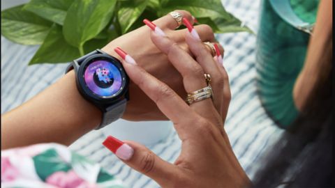 Samsung Galaxy 4 Smartwatches With Wireless Charging Pad Duo