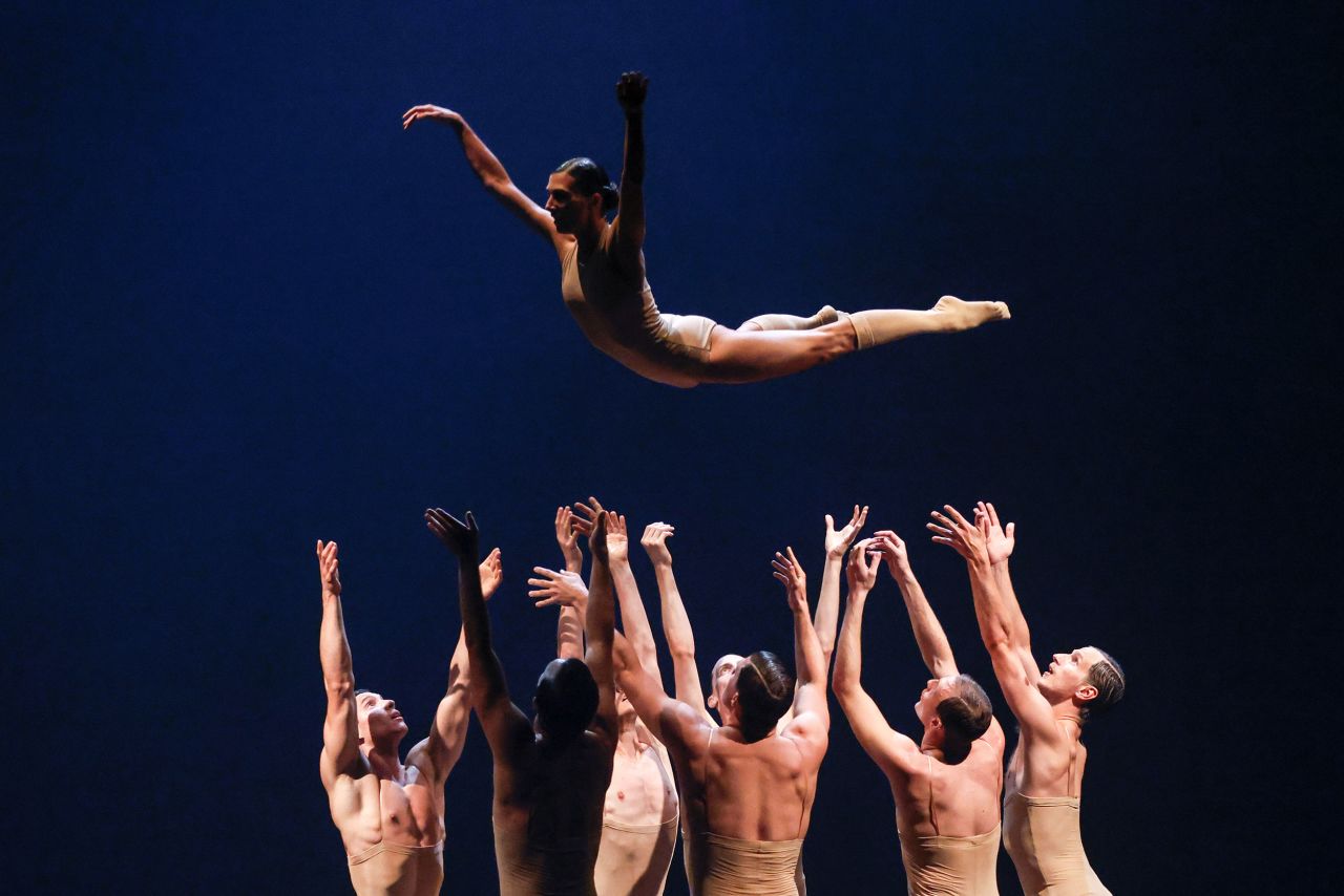 Dancers perform "Soul Chain" by the Staatstheater Mainz during the DanceInversion International Contemporary Dance Festival at Helikon-Opera in Moscow on Tuesday, September 21. "Inspired by strong emotions about love, 'Soul Chain' combines ballet and electro to an exciting contemporary dance performance," <a href="https://danceinversion.ru/en/events/soul-chain" target="_blank" target="_blank">according to DanceInversion</a>.