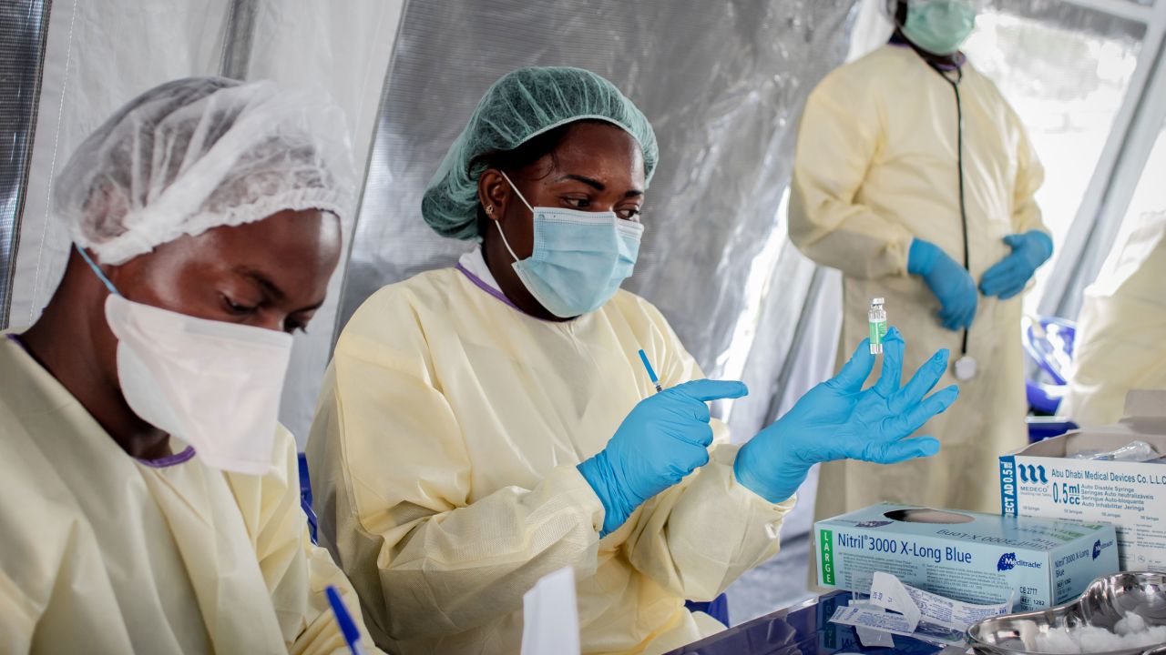 Health workers prepare Covid-19 vaccine doses on May 5, 2021 in Goma, Democratic Republic of Congo. 