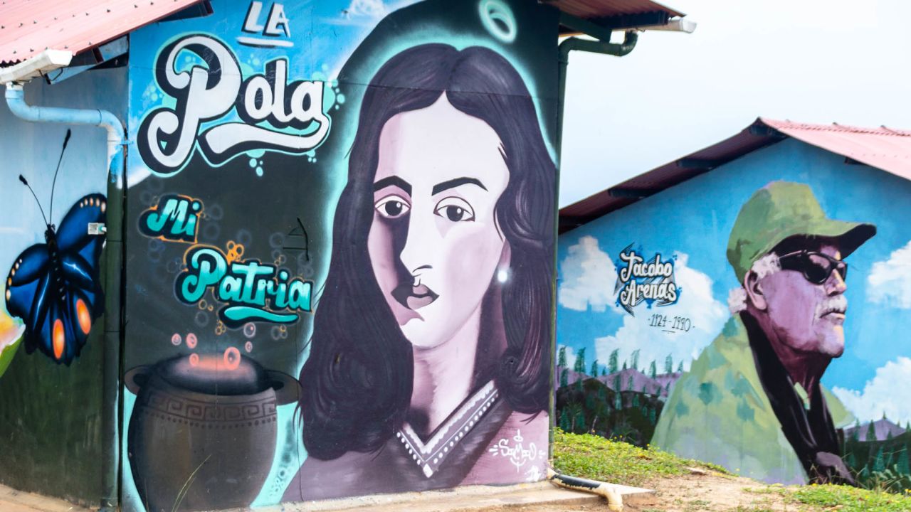 Murals in Miravalle show revolutionaries and FARC commanders.