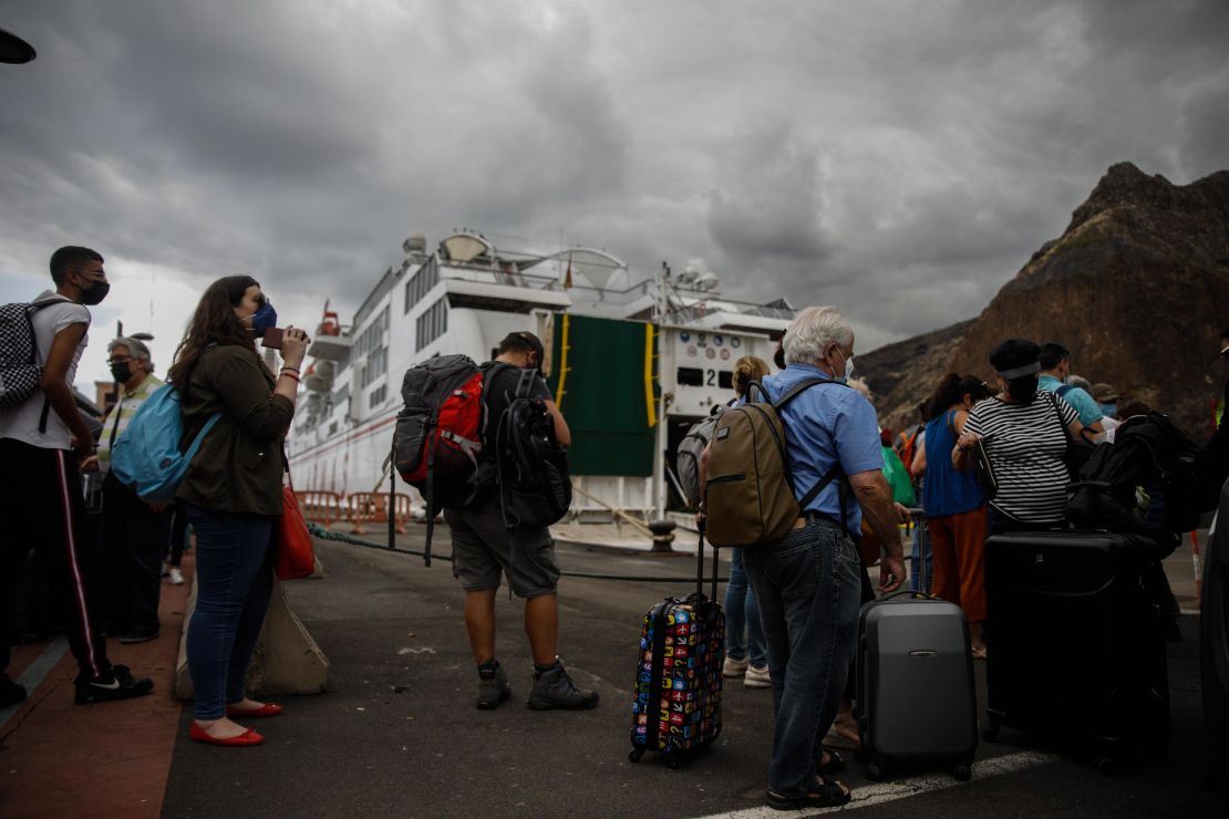 Tourists leave La Palma on September 25 after the volcanic eruption that began a week earlier in the area of Cumbre Vieja.