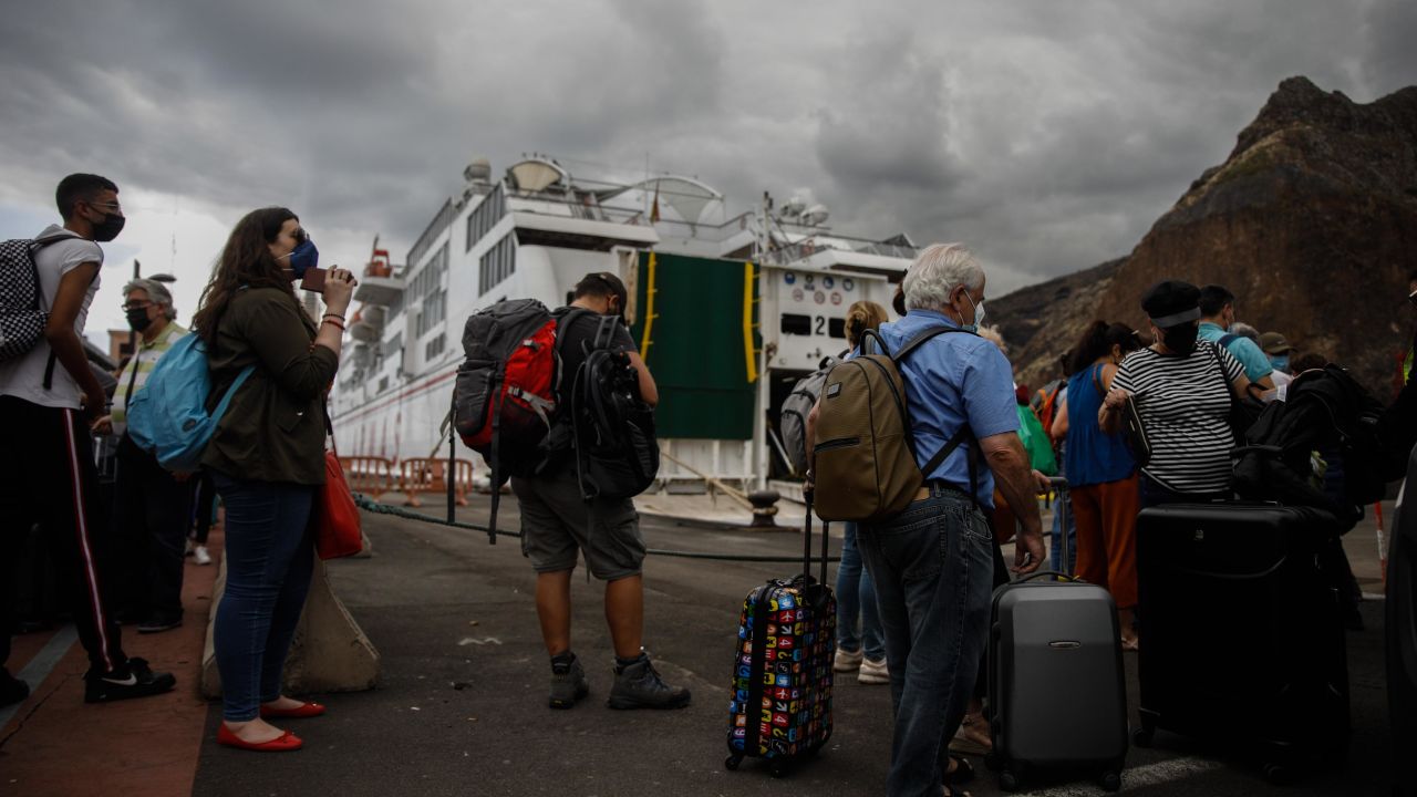 Tourists leave La Palma on September 25 after the volcanic eruption that began a week earlier in the area of Cumbre Vieja.